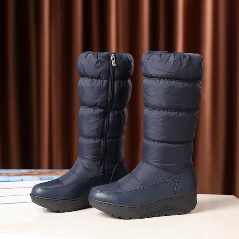 REAVE CAT/Большие размеры 35-44, новые зимние сапоги женские теплые водонепроницаемые сапоги на хлопковом пуху сапоги до середины икры на меху на платформе цвет черный, белый, синий - Цвет: Dark Blue