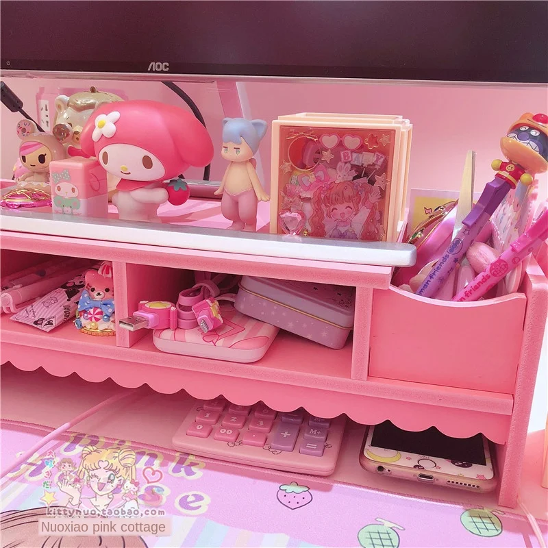 розовый деревянный стол для