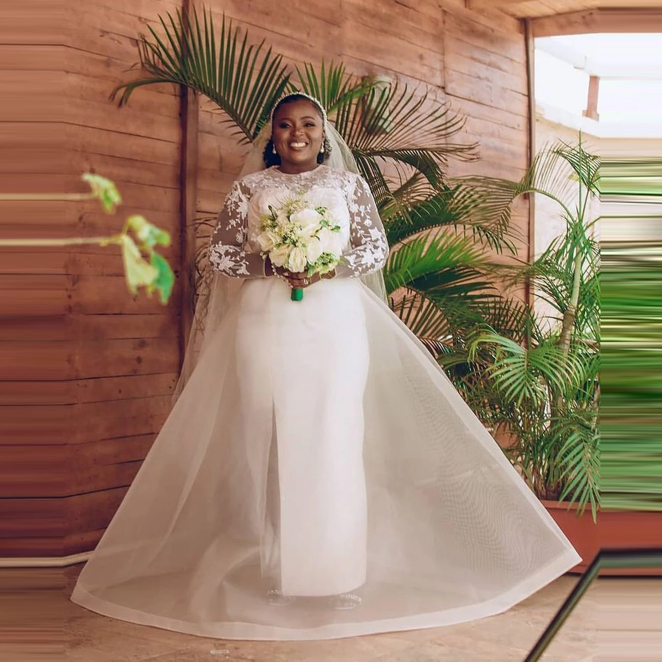 

New Designer Wedding Dresses Plus Size Long Sleeves Organza Overskirt Long Flowers Wedding Gowns