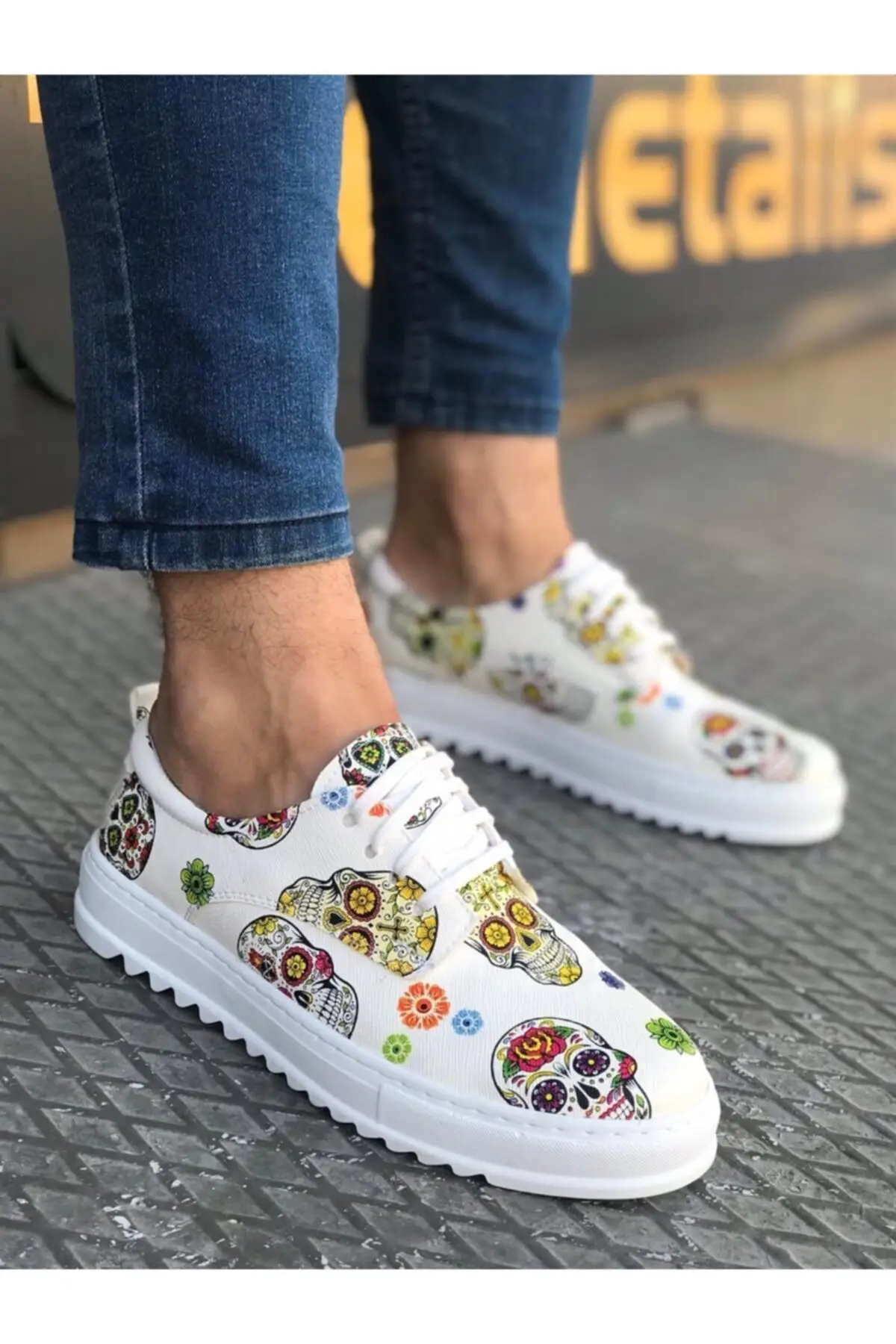 

Белые кроссовки с черепом и косточками, изготовленные на заказ