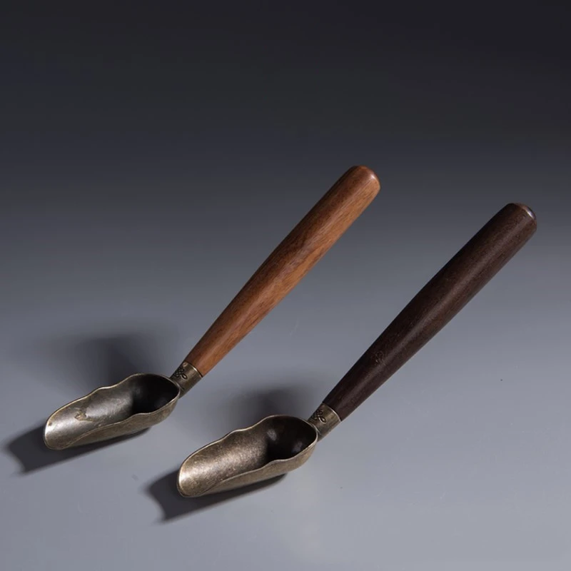 Изогнутая бронзовая ложка с деревянной ручкой из черного - Цена: 859,66 руб.