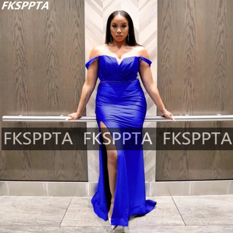 

Женское длинное атласное платье с разрезом сбоку, без бретелек