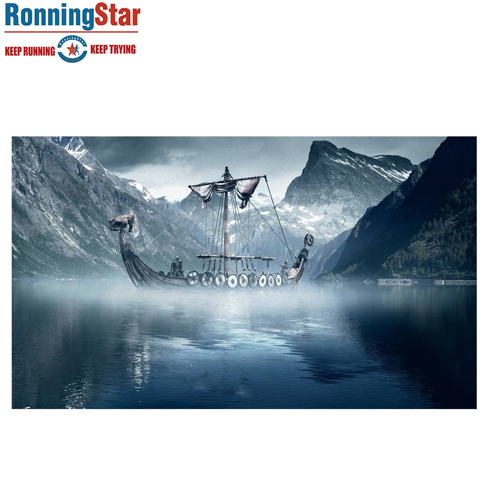 Викинги корабль в туманном fjord впереди флаг ледника горных пиков баннер