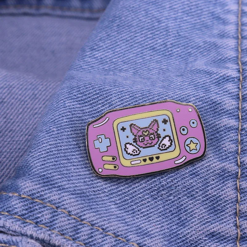 Эмалированная брошь Game Boy Advance классический прозрачный розовый значок на