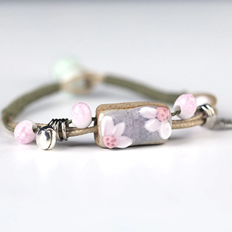 Браслет ручной работы из керамического бисера с подвеской в виде листьев |