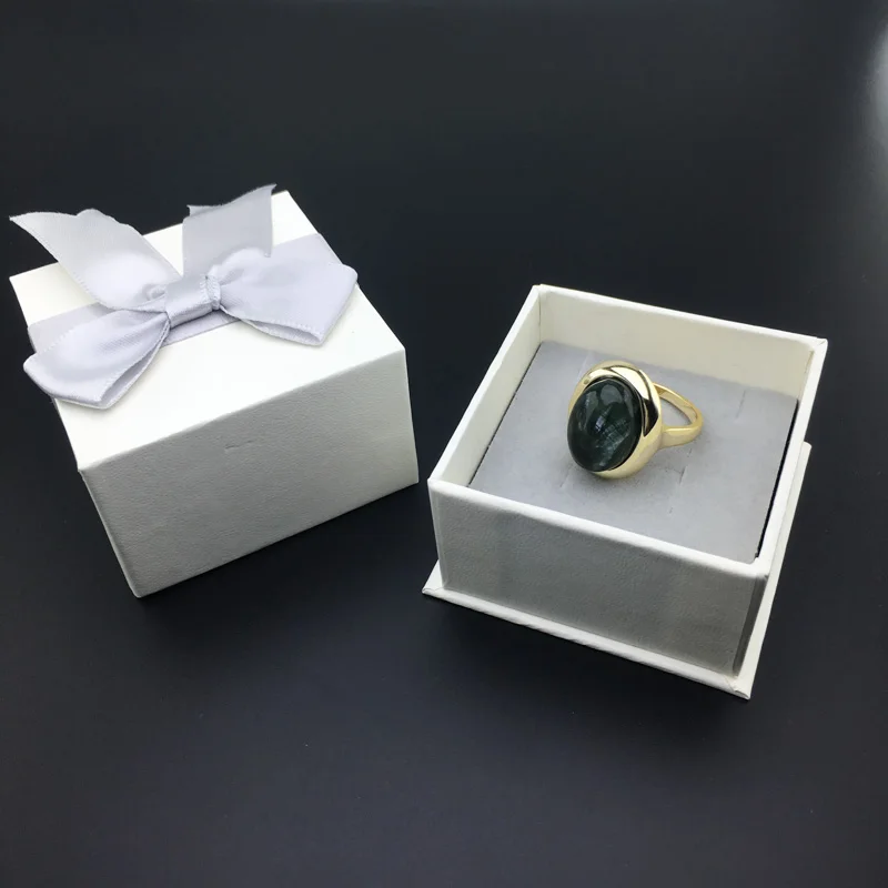 Кольцо из серебра 925 пробы с натуральным зеленым чароитом | Украшения и