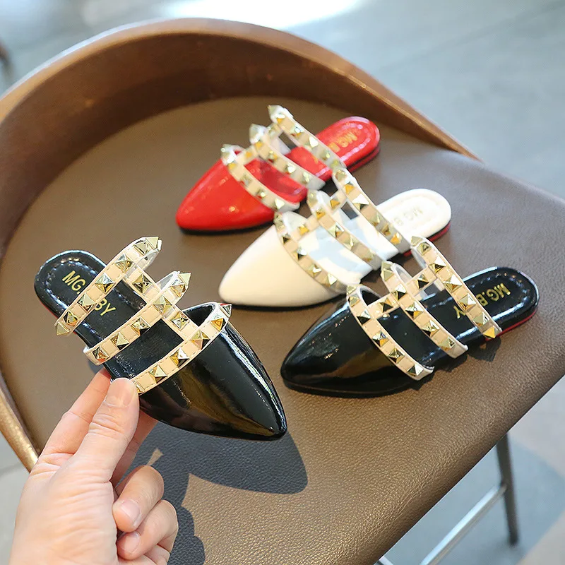 

Size 26-35 Red Girls Shoes Rivets Pointed Toe Sandals Ankle Strap Kids Princess Shoes Patent Leather Flats Baby Summer Sandalias