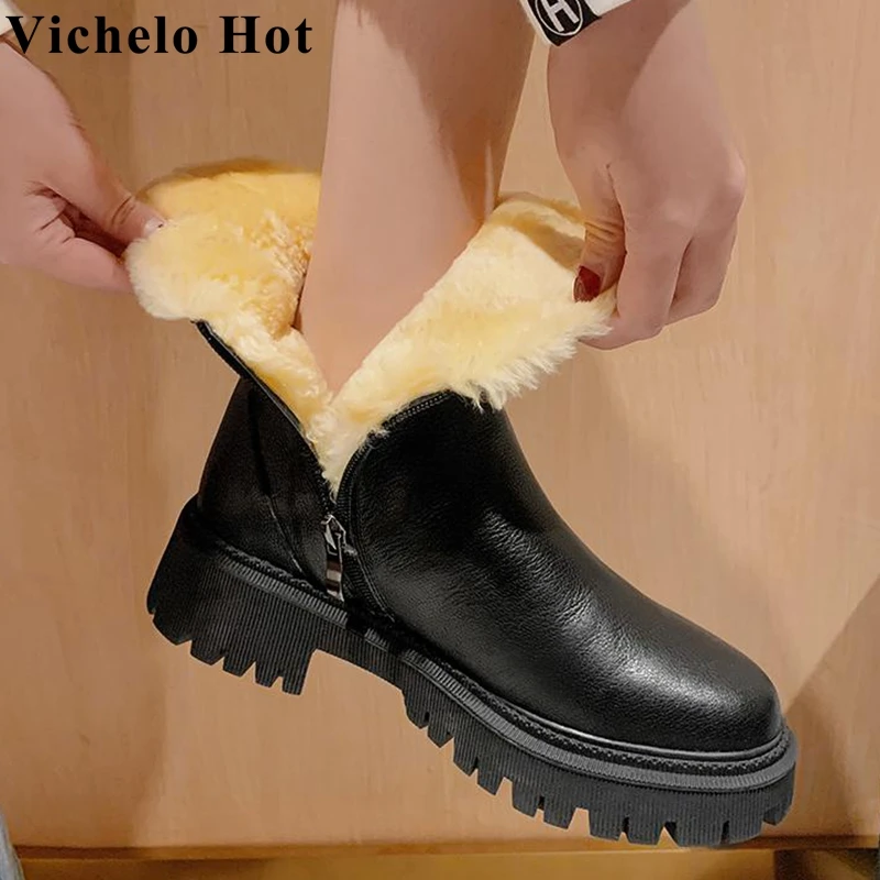 

Vichelo Лидер продаж, новинка, лаконичные зимние ботинки, искусственная кожа, зимние меховые ботинки на толстом среднем каблуке, винтажные боти...