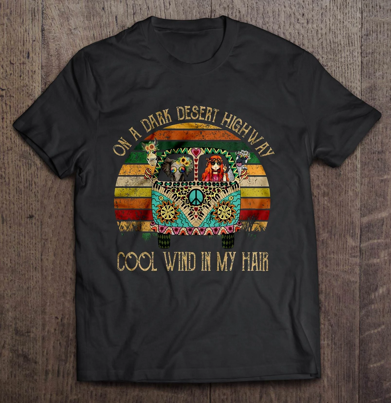 Мужская футболка на темной пустыне шоссе холодный ветер в моих волосах хиппи ван