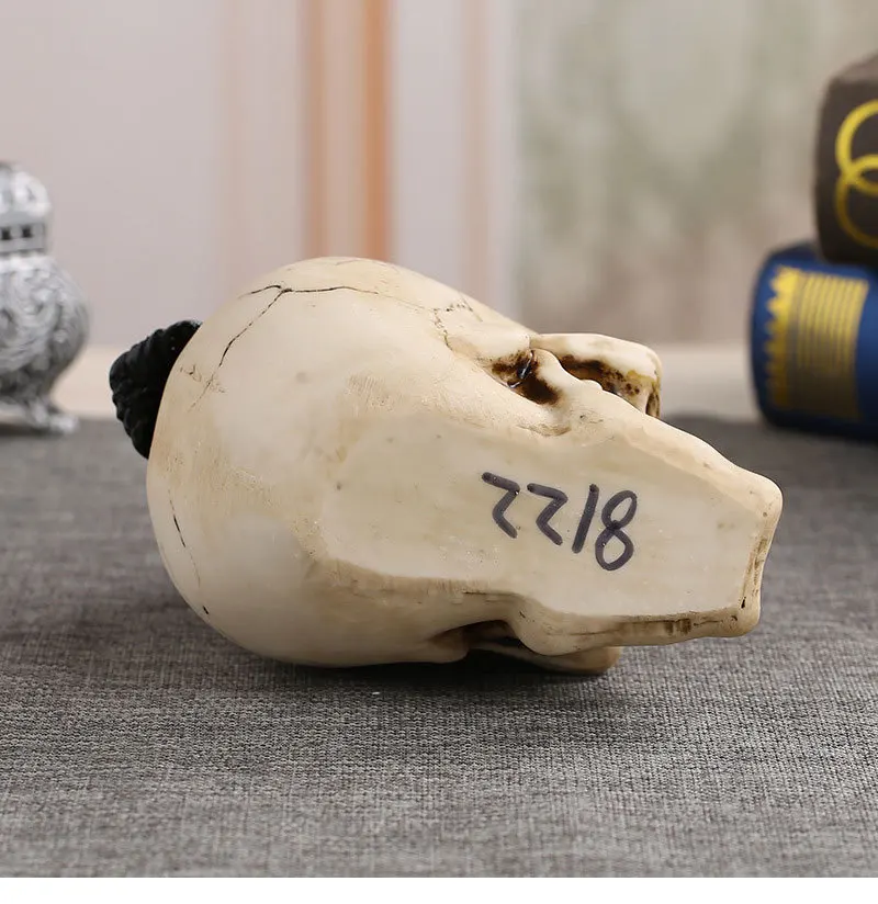 

Horrible Funny Black Crow On the head Skull Figure Creative Tricky Resin Craft Collect Horror Halloween Decoration Gag gifts toy