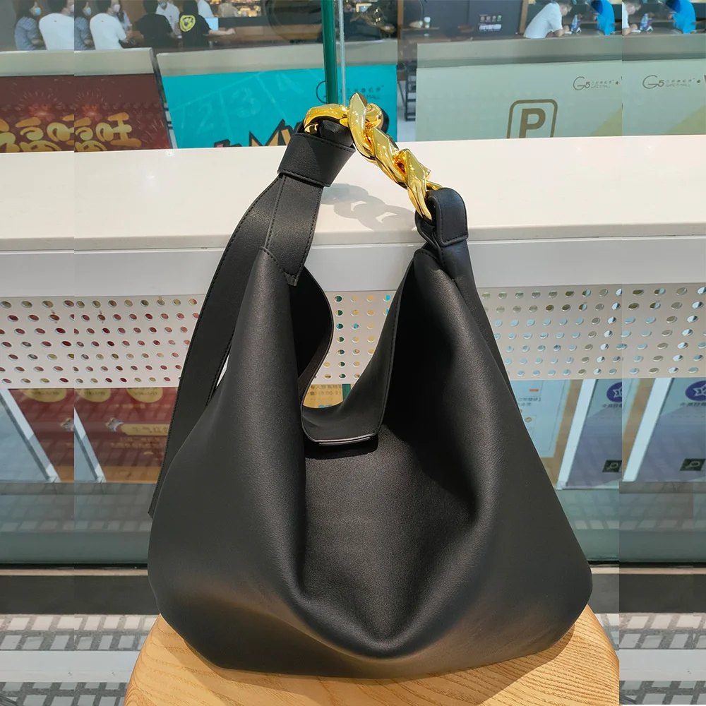 

2021 autumn and winter new large capacity metal chain belt pulling and knotting single shoulder armpit bag portable messenger