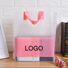 10 шт., Пользовательский логотип Прозрачные полиэтиленовые пакеты для бизнес-подарок одежда пакет с ручкой петли хозяйственные сумки Персонализированные сумки