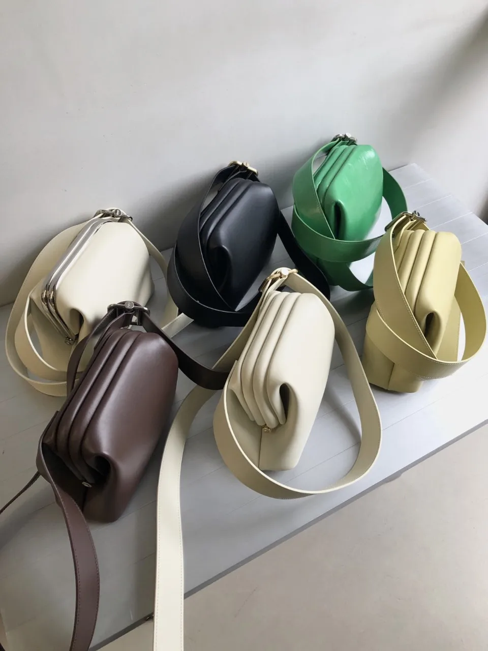 

Medium Lin Xiuxiang, the same type of women's Cowhide One Shoulder Messenger Handbag, pillow bag, steamed bread bag, Korean