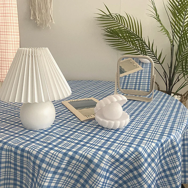 Фотография с блогером "нет рекламы" на фоне клетчатого стола в стиле мягкого домашнего декора.