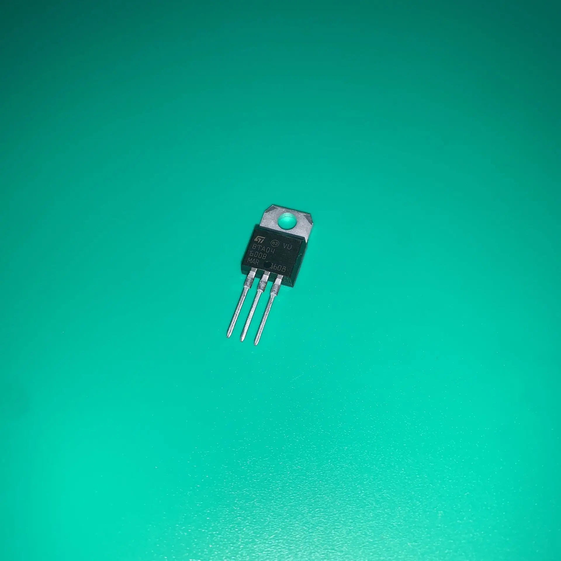 

5 шт./лот BTA04-600B-220 чувствительные ворота триаксы BTA04-600BRG IC