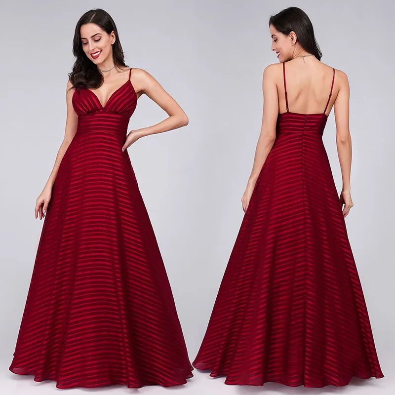 Сексуальное вечернее платье длиной до пола на тонких бретельках необычное с v