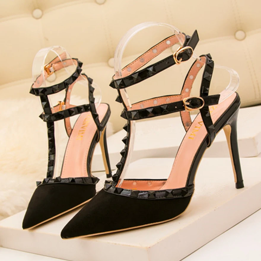 Женские босоножки с заклепками и Т образным ремешком на высоком каблуке 10