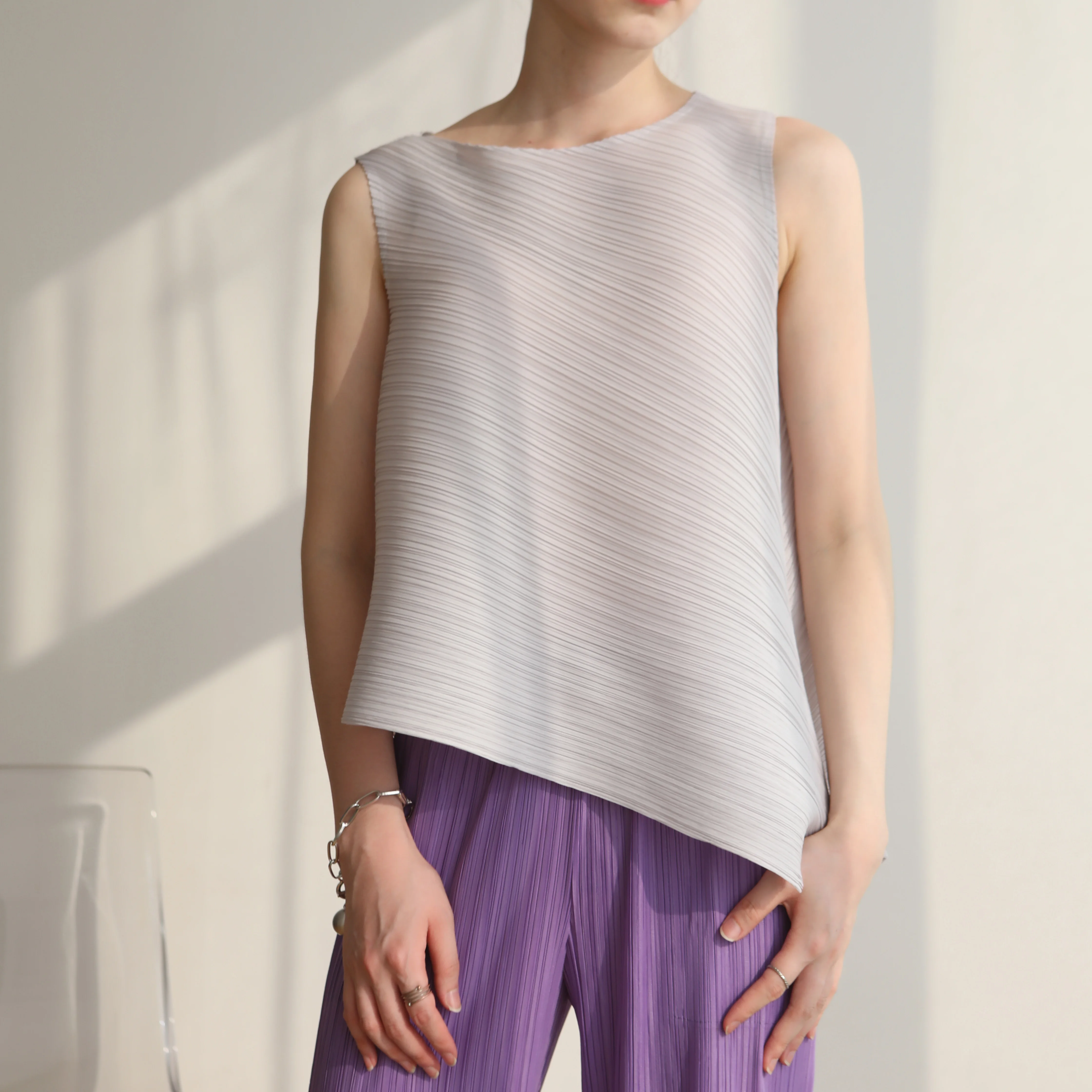 Summer 2020 Miyake pleated thin women's wear versatile loose-fitting skinny foreign style sleeveless shirt T-shirt