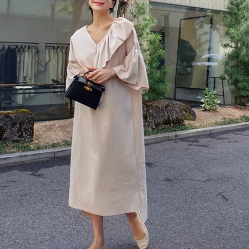 LANMREM однотонное платье с оборками и рукавами трубы неровным разрезом простое