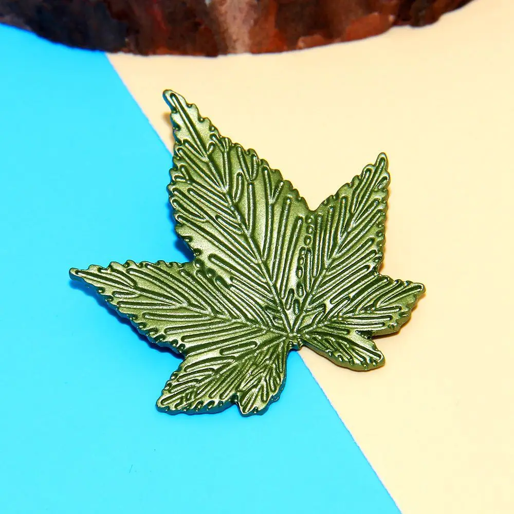 

Vintage French Maple Leaf Metal Brooches Fashion Charm Minimalist Suit Lapel Pin Plant Green Color Scarf Buckle Sweater Brooch