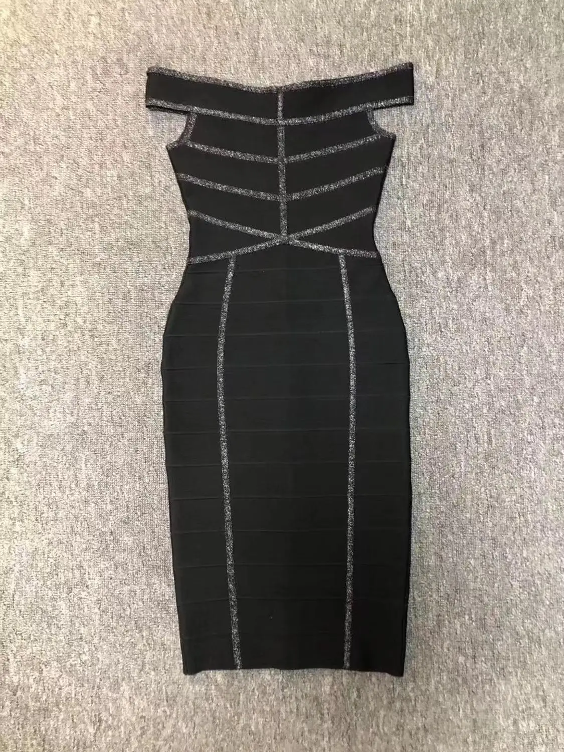 Женское вечернее платье до колен черное облегающее с открытыми плечами в стиле