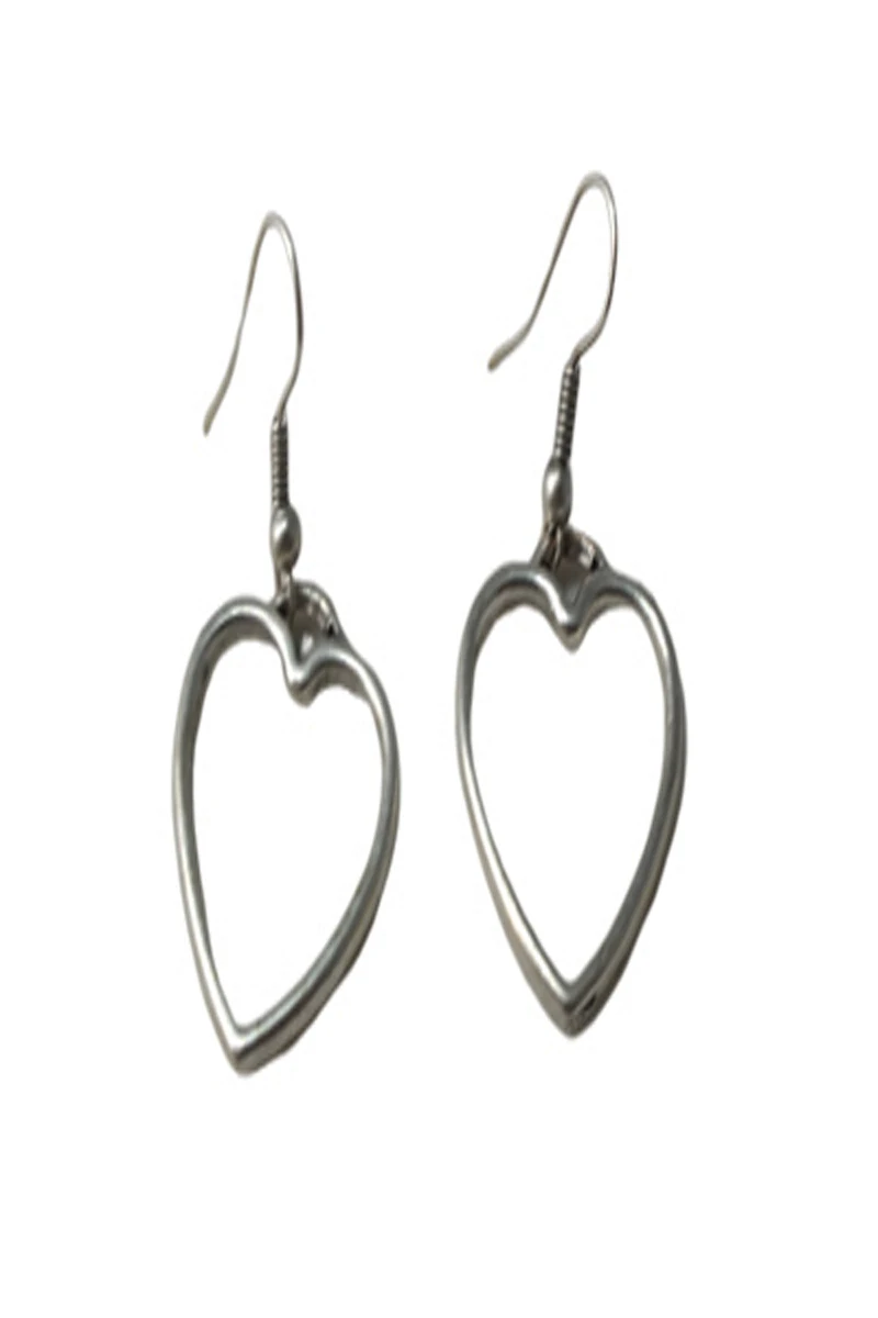 

Посеребренные серьги в форме сердца