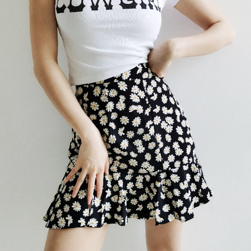 

Женская мини-юбка с высокой талией и принтом маргариток с оборками на подоле в черном цвете
