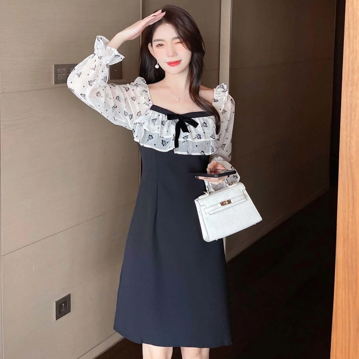 Приталенное платье во французском стиле с высокой талией и квадратным вырезом