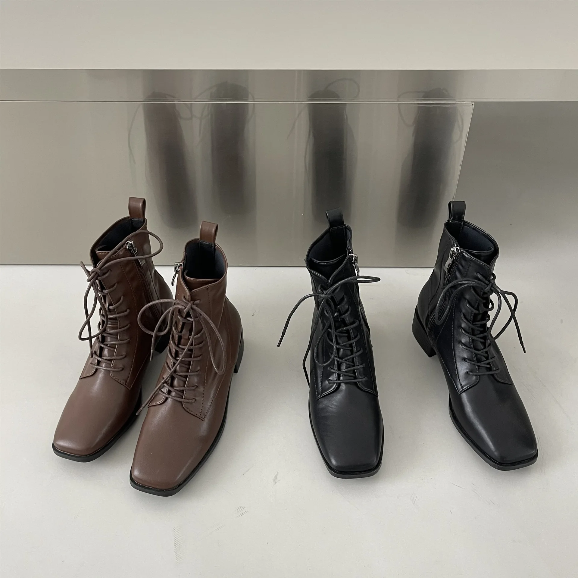 

Женские ботинки на плоской подошве, однотонные ботильоны из флока, на молнии, на средней резиновой подошве, с квадратным носком, из микрофиб...