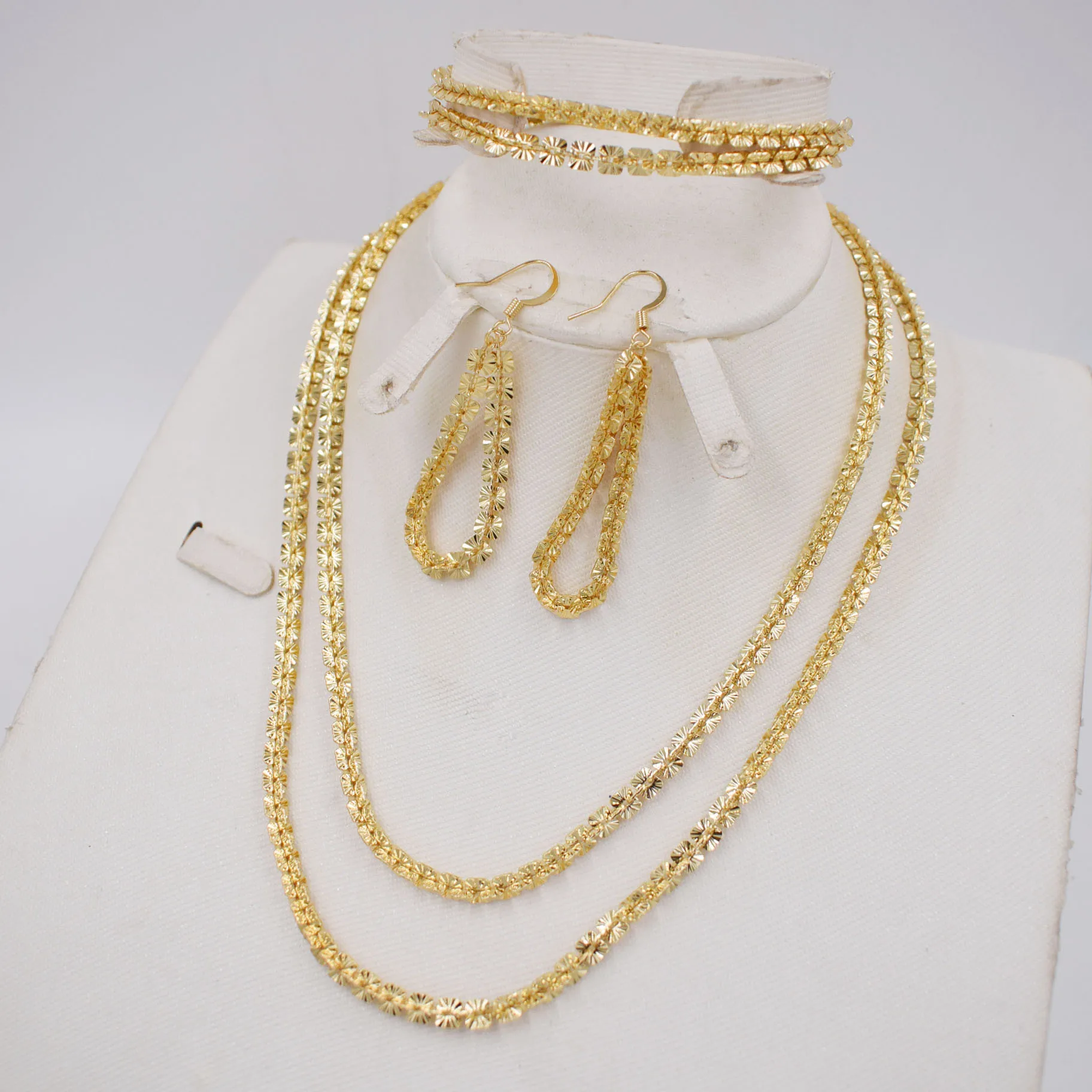 Комплект ювелирных изделий из колье и серёг в африканском стиле | Украшения