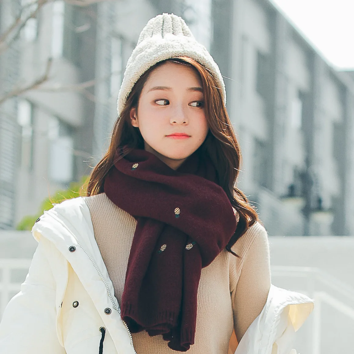 

The new 2020 cashmere scarves are double-sided embroidered pineapple scarves for women with warm web celebrity scarves