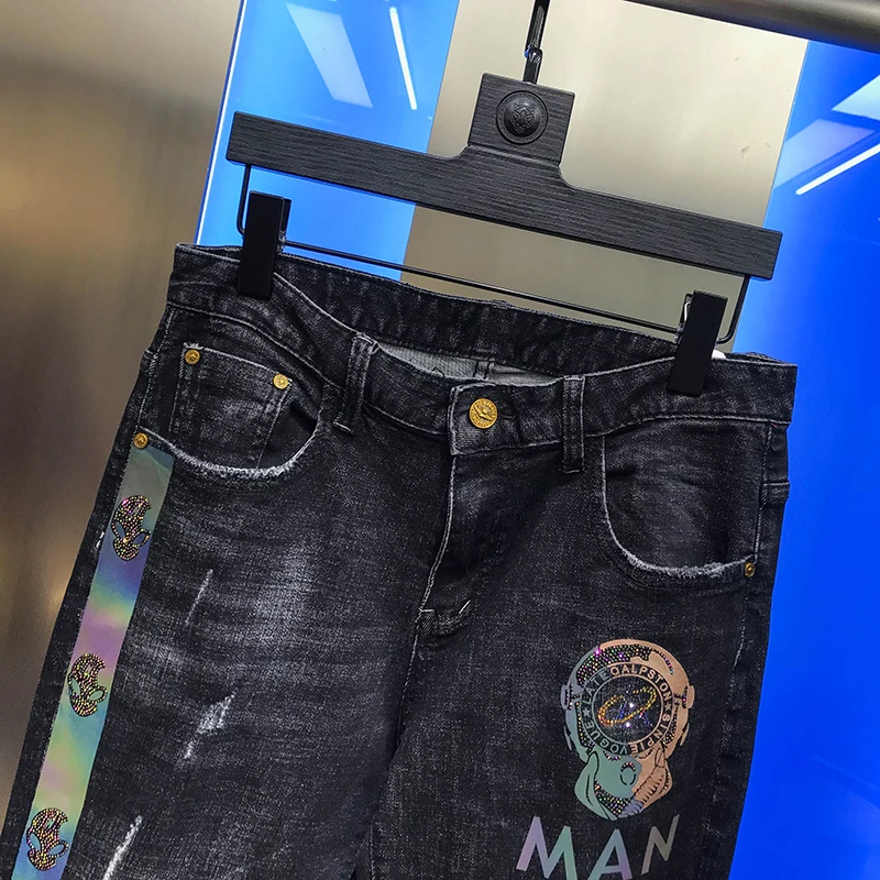 

Fashion brand men's new style of hole breaking fashion skull hot drill laser offset youth mid waist jeans in autumn 2020