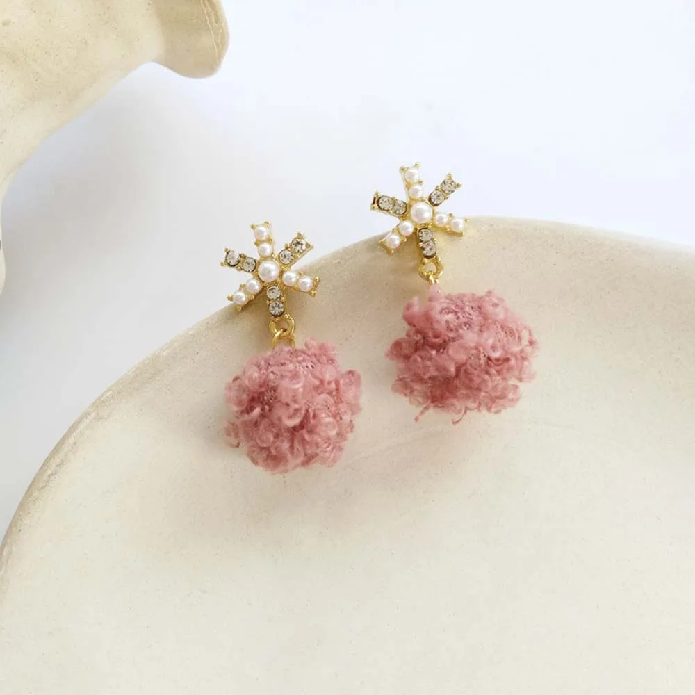 

1 Pair Korean Temperament Simple Snowflake Pearl Earrings Girl Winter Fashion Hair Ball Earrings for Women Girl