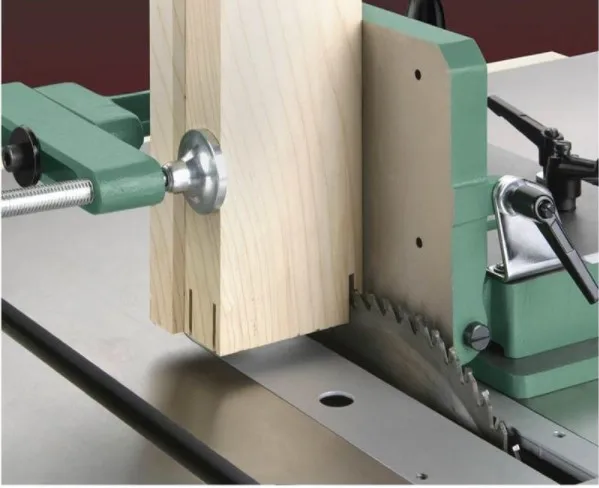 Приспособление для крепления отверстий деревообработки Настольная пила