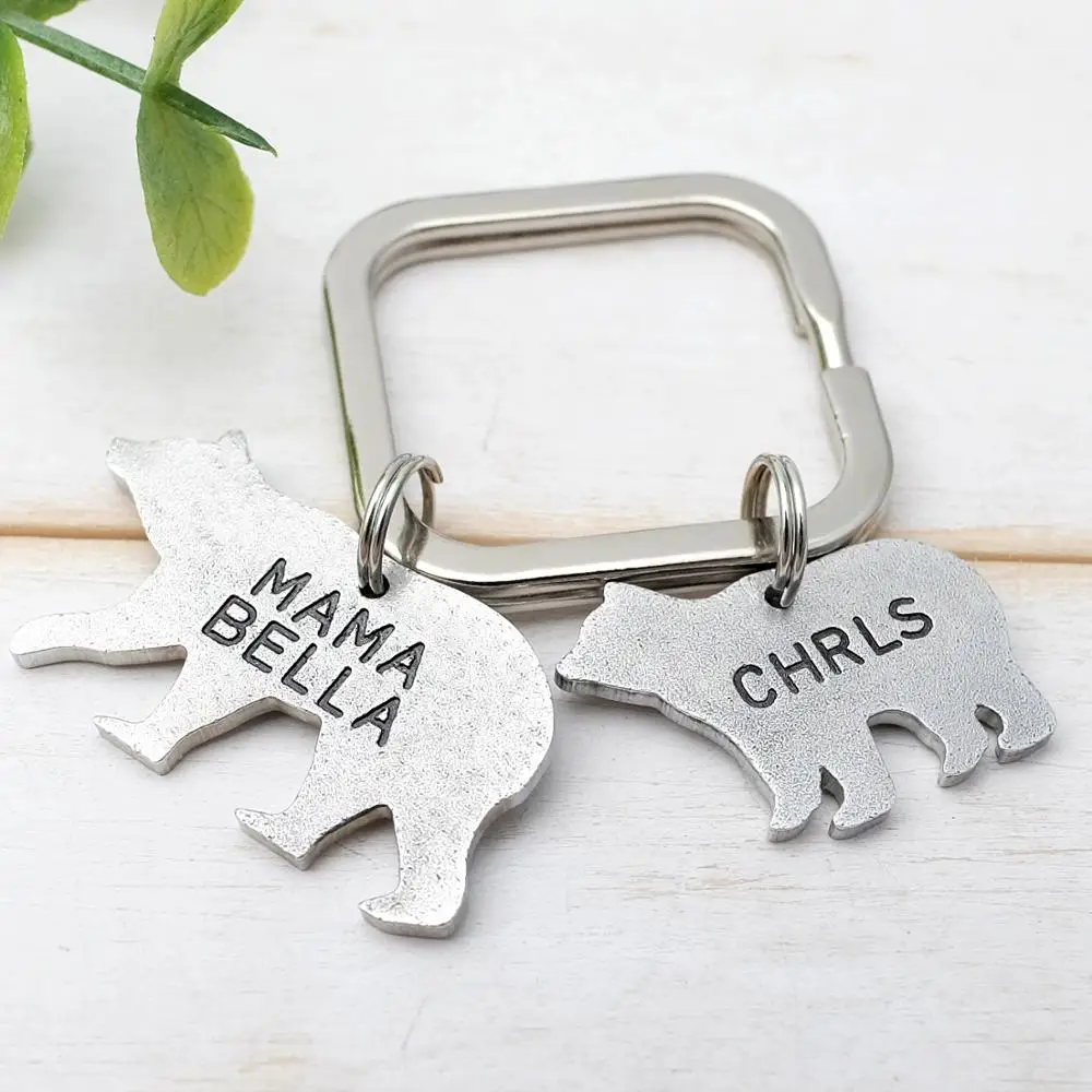 

Персонализированный брелок для ключей с Мишки-малышки, одежда для мамы, папы и детей; Брелок медведь, изготовленная на заказ ключевая цепь п...