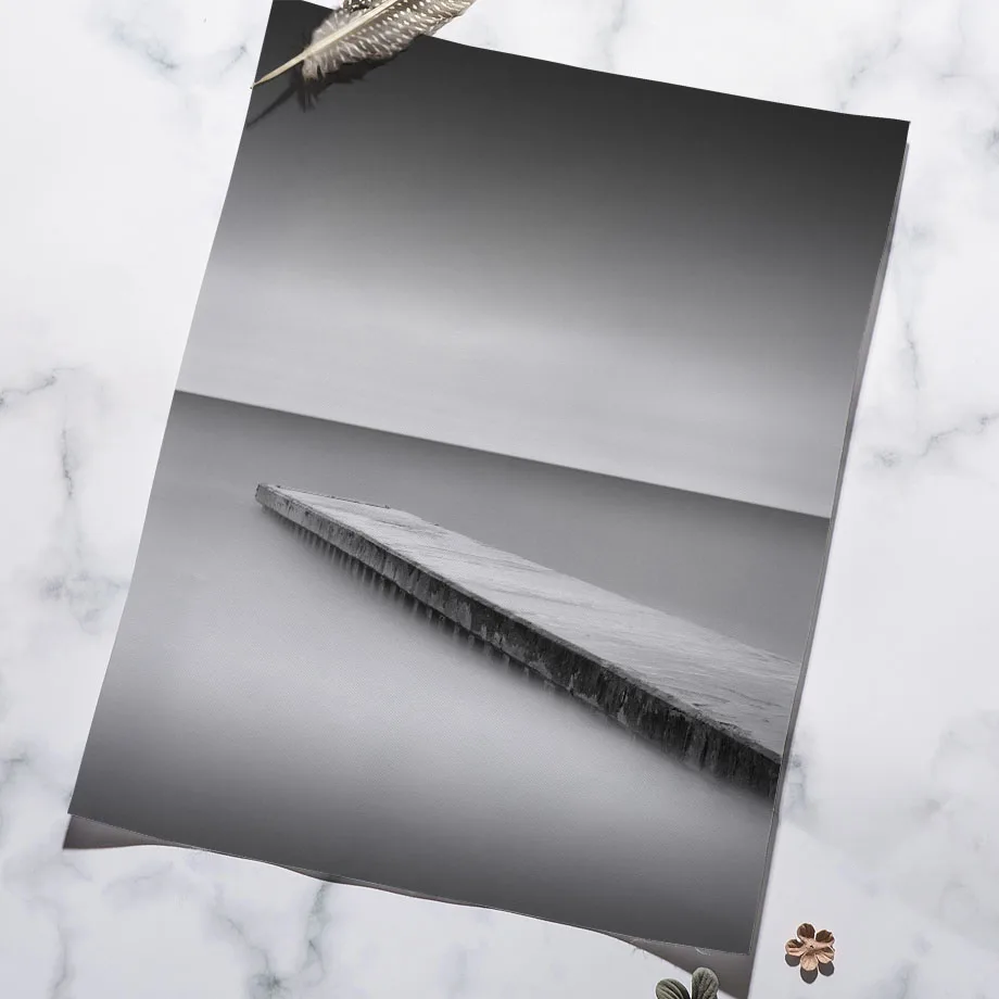 Черно-белая картина Маяк остров камень морской пляж настенное искусство на