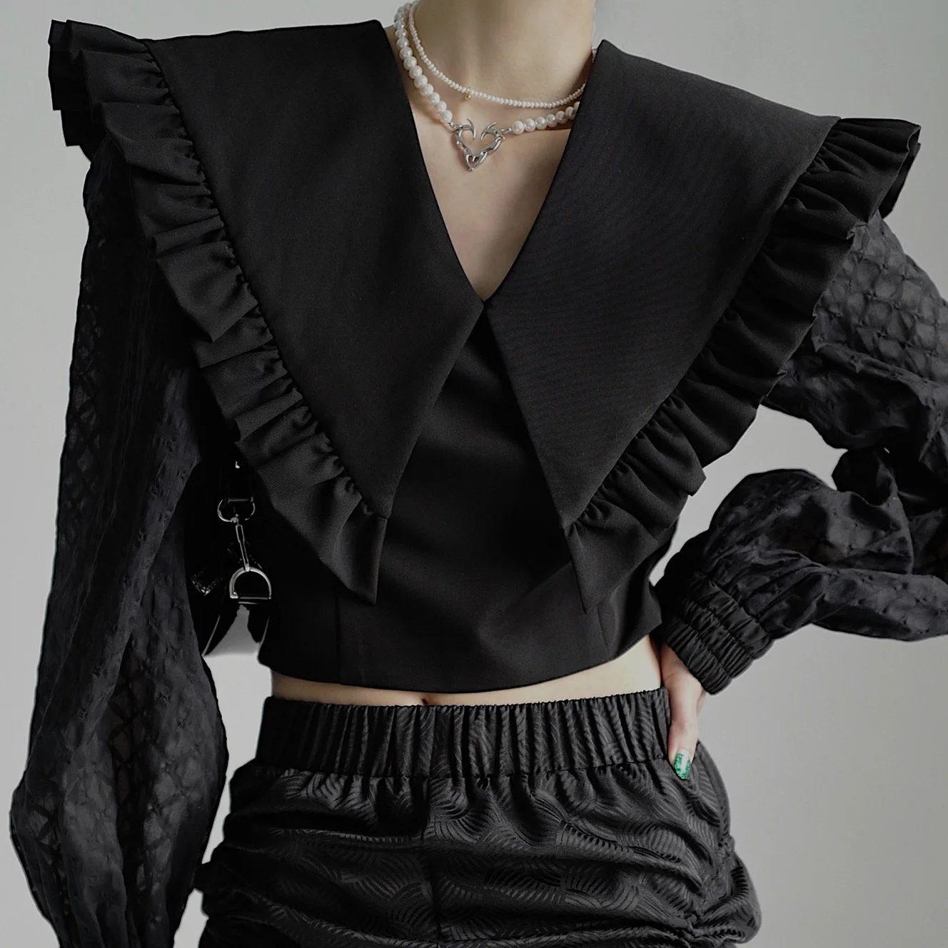 

Casual White Lace Panel Korean Short Shirts Women Peter Pan Collar Puff Long Sleeve Slim Blouses Female 2021 Summer
