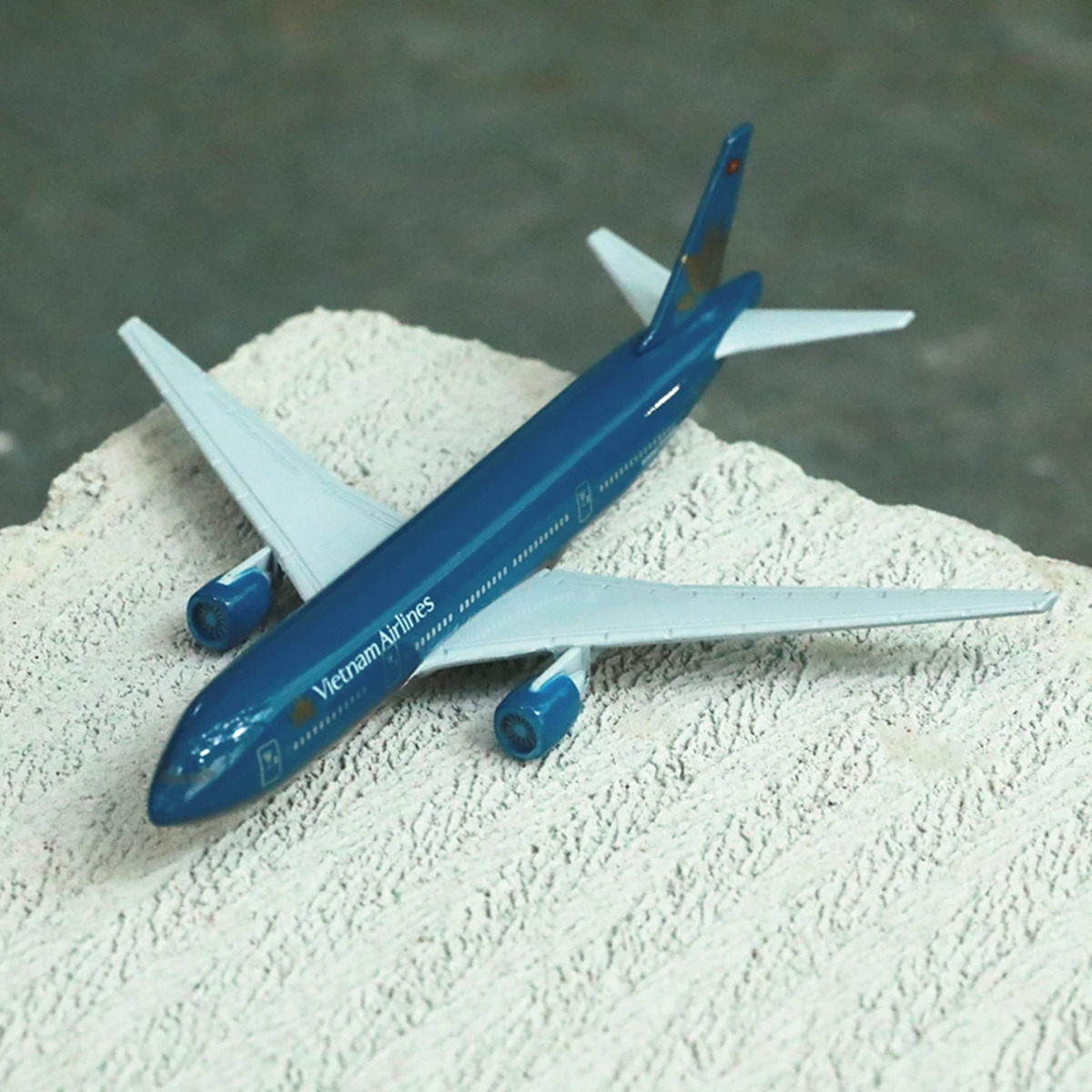 

Vietnam Airlines Boeing 777 Airplane Diecast Aircraft Model 6" Metal Plane Aeroplane Office Decor Mini Moto Toys for Children