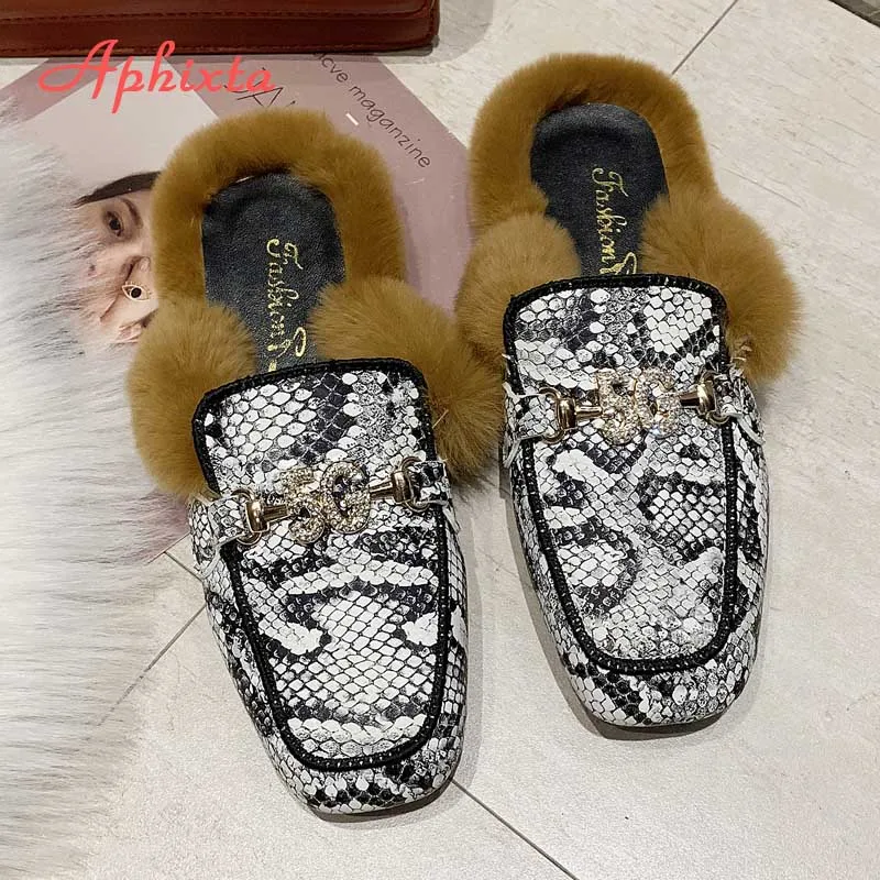 Aphixta/тапочки на Плоском Каблуке; женская обувь; Роскошные шлепанцы на меху со змеиным принтом и металлическими украшениями; женская теплая обувь; Mujer - Цвет: Snake