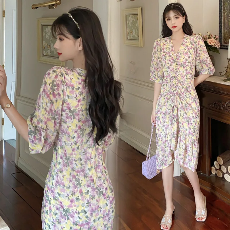 Летнее фиолетовое тонкое платье с v-образным вырезом и цветочным принтом для