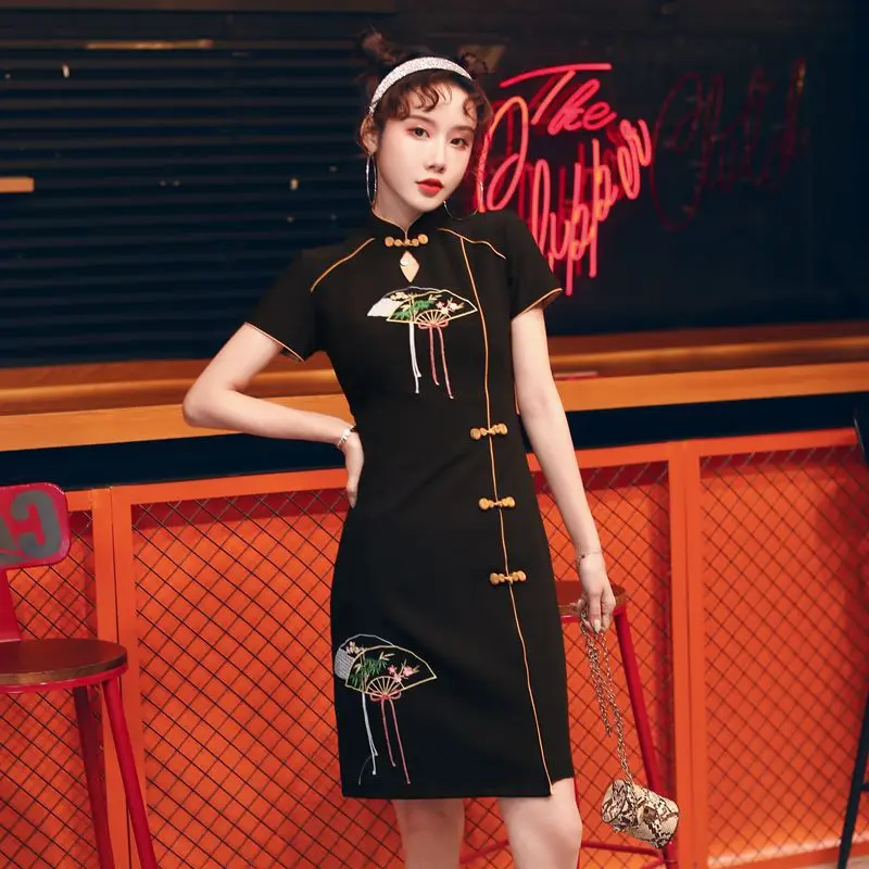 

Female Sexy Black Cheongsam Mandarin Collar Elegant Evening Party Dress Gown Sheath Cotton Qipao Short Embroidery Fans Vestidos