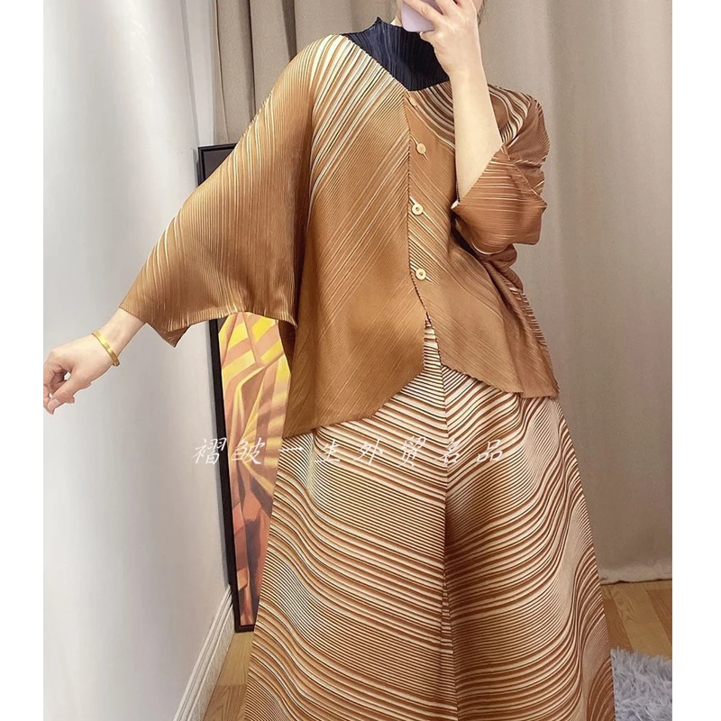 

2021 women's new single-breasted gradient coat Miyak fold Fashion, high elasticity, age reduction, loose, large size, Cardigan