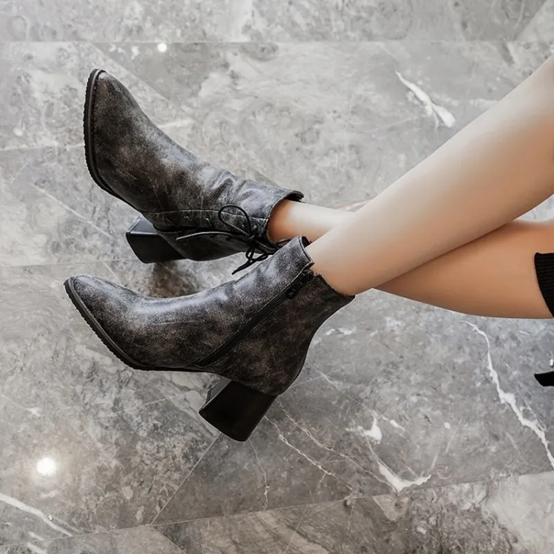 Женские ботильоны с острым носком на высоком массивном каблуке Винтажная обувь