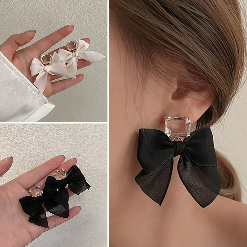 

Корейские модные простые белые черные серьги-гвоздики с бантом для женщин студентов милые модные металлические ювелирные изделия аксессуа...