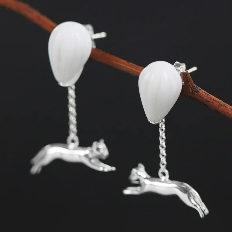 Женские серьги-подвески из серебра 925 пробы с белыми керамическими вставками |