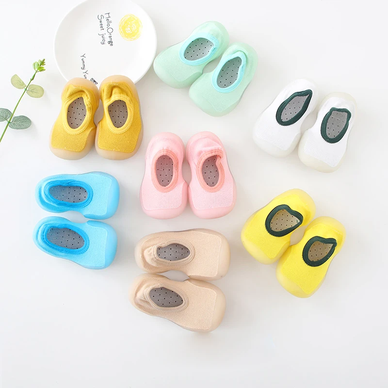 

Новинка 2021, Нескользящие ботинки для первых шагов для маленьких девочек, на мягкой нескользящей подошве, с милым мультяшным рисунком, Неско...