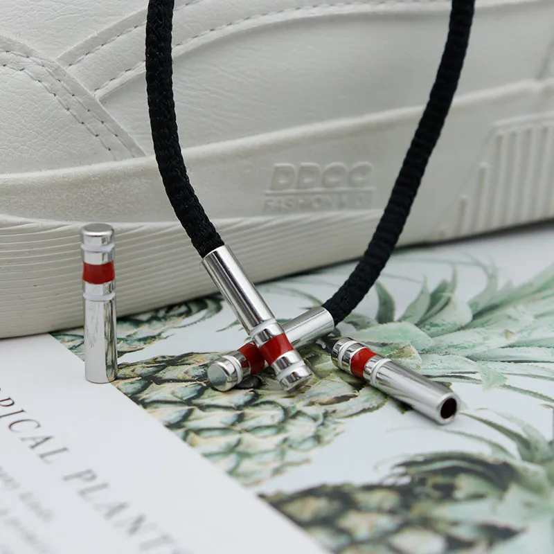

Weiou High Ranking Metal Tips 25.3*5.2mm Women Canvas Elegant Shoelace Ends Bright Slive&Red Colour Sneaker Rope Aglets Eyecatch