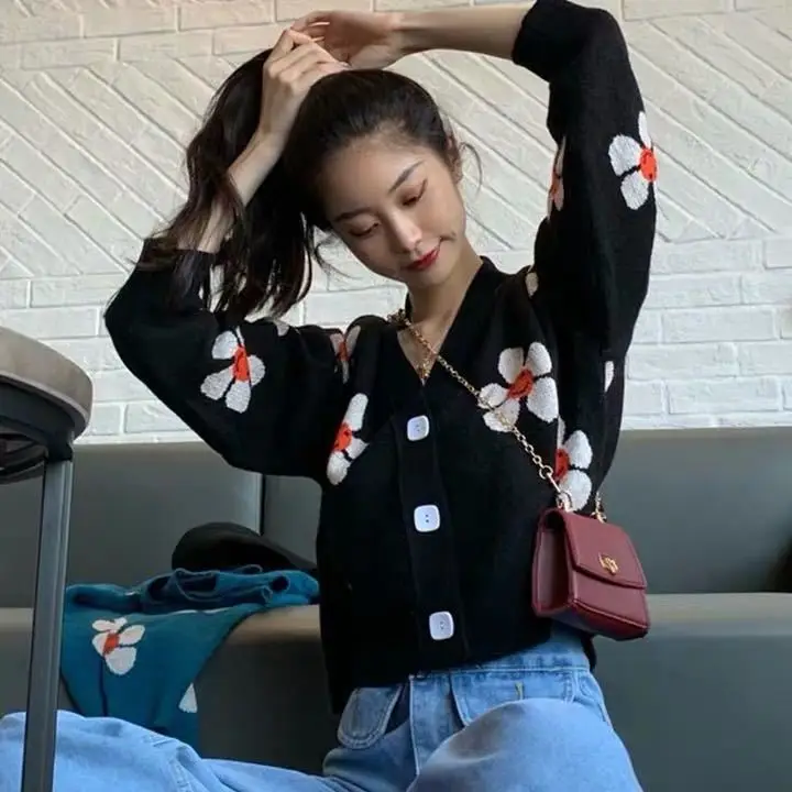 

2020 spring and autumn new V-Neck Sweater women's loose and lazy style knitting with cardigan short student coat