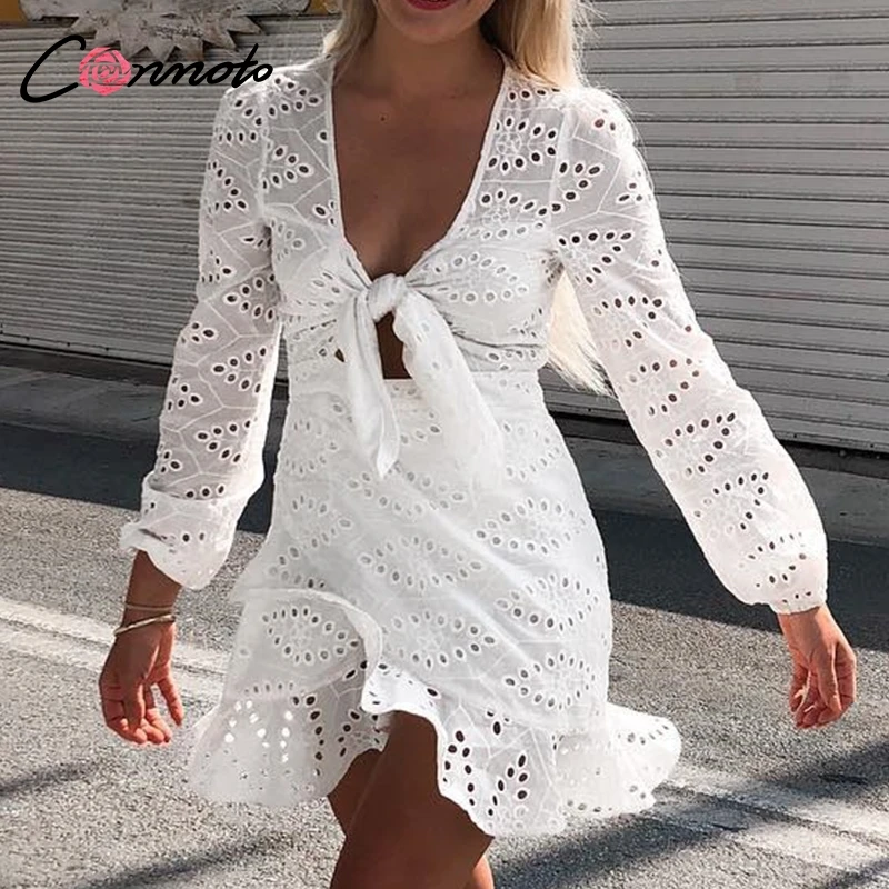 Conmoto Короткое белое платье с вышивкой сексуальное хлопковое v-образным вырезом