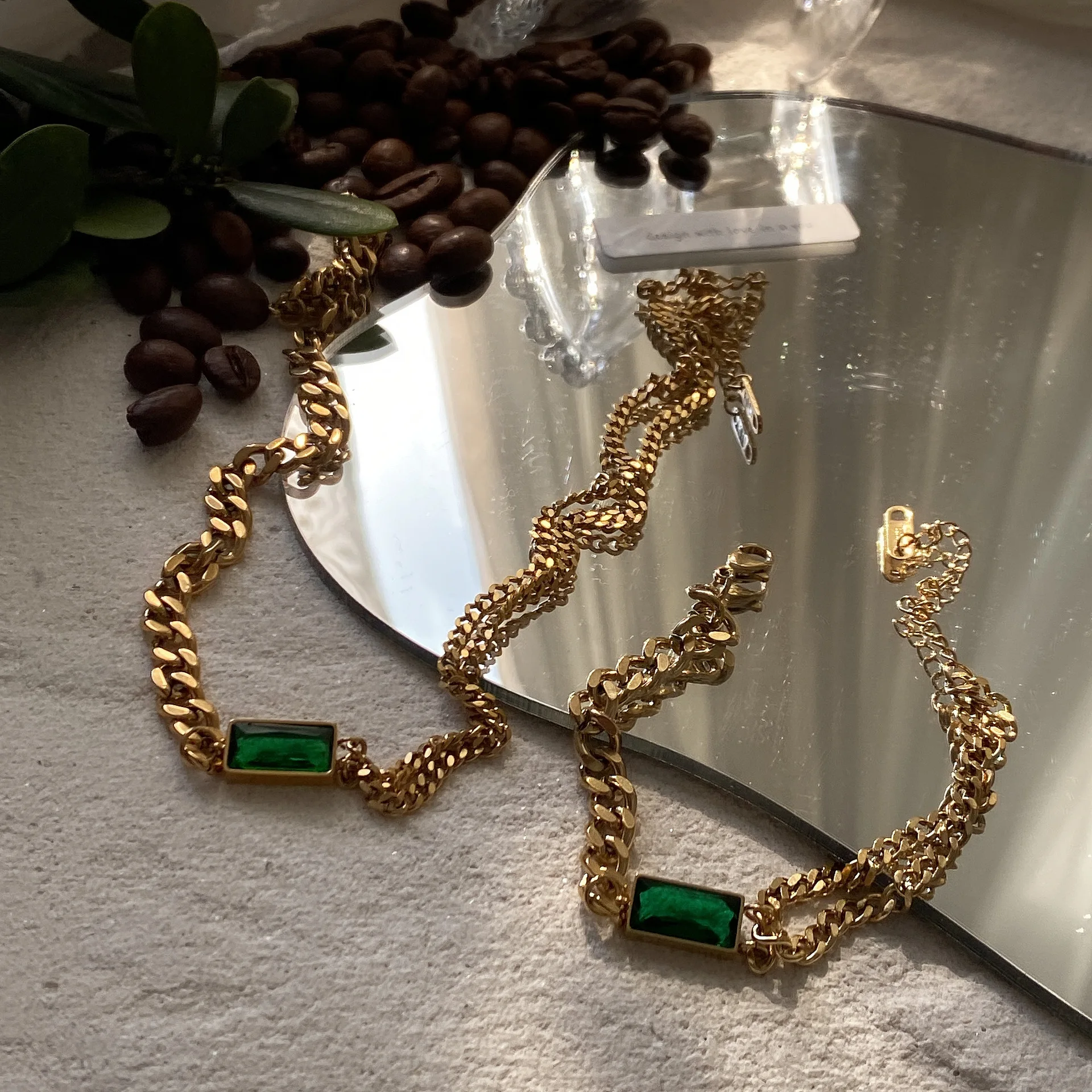 Ограниченная по времени Акция неуклонное позолоченное 18 карат Ретро Изумрудное